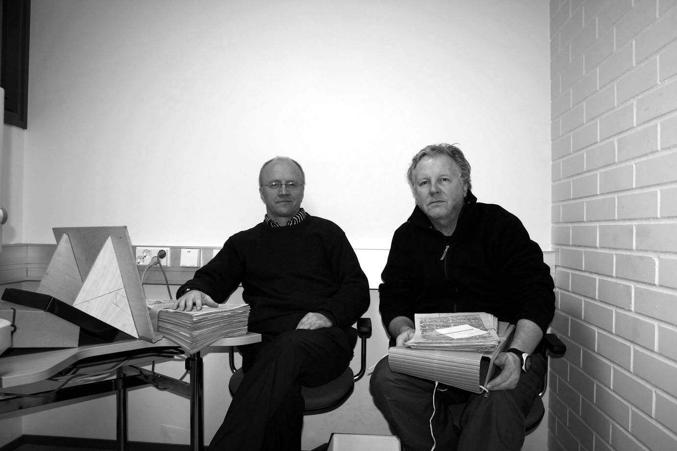 Juha Koivisto ja Simo Salminen valokuvasivat Tyrjän Lehdet Sota-Arkistossa helmikuussa 2006. Juha Koivisto ja Simo Salminen valokuvasivat Tyrjän Lehdet Sota-Arkistossa helmikuussa 2006.
